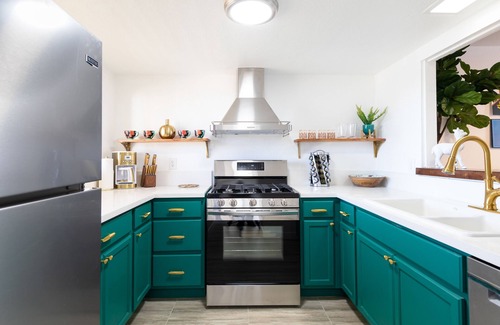 Desert Hot Springs Apartment | Spin Some Vinyl at a Lush Green Retreat with Two Bedrooms
