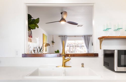 Desert Hot Springs Apartment | Spin Some Vinyl at a Lush Green Retreat with Two Bedrooms