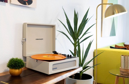 Desert Hot Springs Apartment | Spin Some Vinyl at a Lush Green Retreat with Two Bedrooms