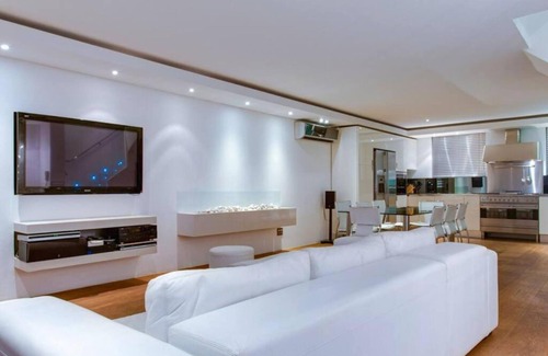 Lagoon Beach Apartment | Spinnakers 9 by HMH