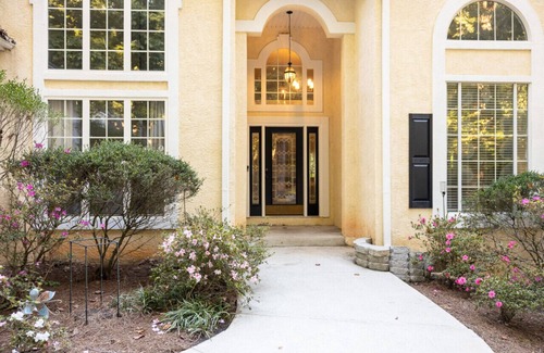Jonesboro House | Spivey Manor · Sink into the Luxe Corner Tub at an Upscale, Spacious Home