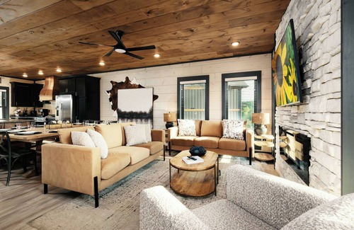 Wears Valley Cabin | Splash at the Resort Waterpark, Unwind Fireside & Soak in the Hot Tub - Lazzee River Getaway