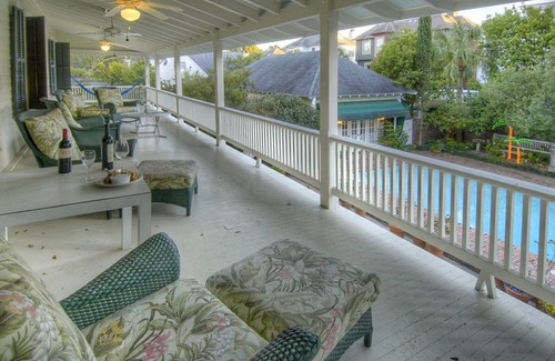 King City House | Splash!Jump on August discounts. 6 Bedrooms Sleeps 16. Walk to Village & Beach.