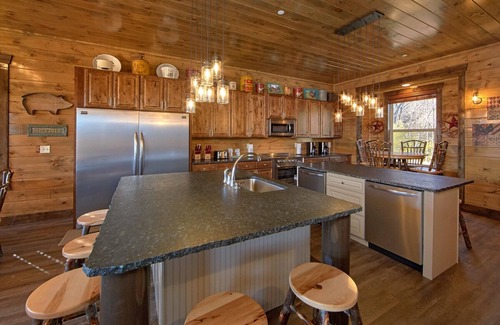 Gatlinburg - Pigeon Forge Cabin | Splash Mountain! 13 Bedrooms and an Indoor POOL!