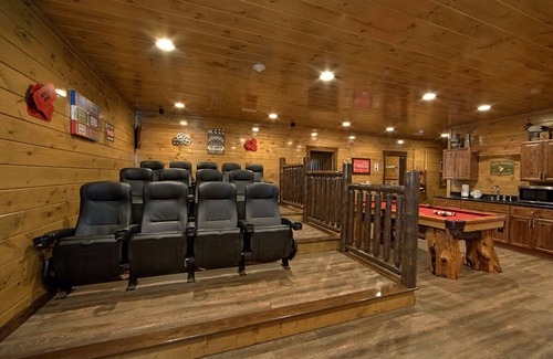 Gatlinburg - Pigeon Forge Cabin | Splash Mountain! 13 Bedrooms and an Indoor POOL!