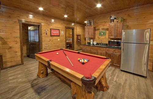 Gatlinburg - Pigeon Forge Cabin | Splash Mountain! 13 Bedrooms and an Indoor POOL!