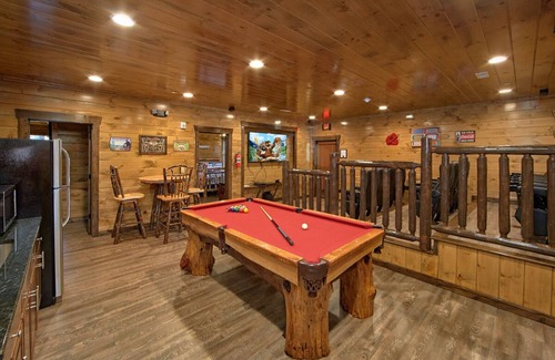 Gatlinburg - Pigeon Forge Cabin | Splash Mountain! 13 Bedrooms and an Indoor POOL!