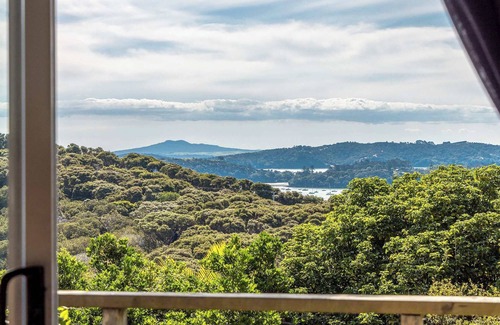 Omiha House | Splashing Tui Cottage - Our Island