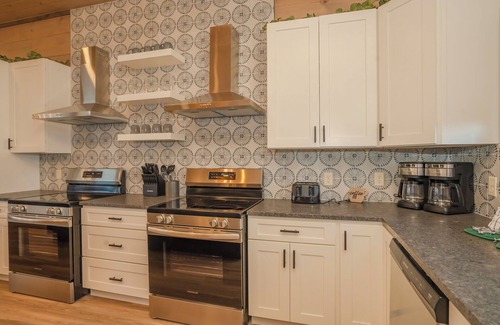 Gatlinburg - Pigeon Forge Cabin | SplashMtnLodge: POOL, Mtn Views, Theater, Games, Hot Tub, Wifi, LARGE GROUPS!