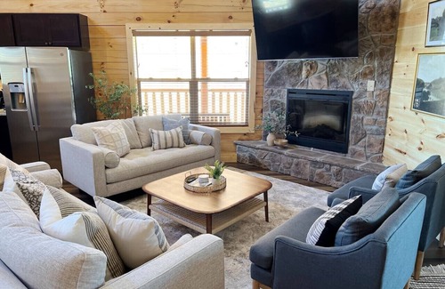 Pigeon Forge Cabin | Splendid 2Cabins, Sleeps 28! Pool, Hot Tub & More!