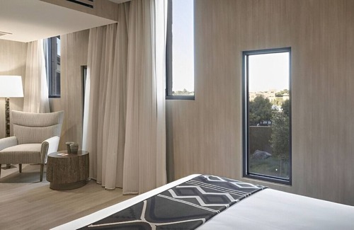 Sawmill Area House | Splendid King Rm w/ Rooftop Restaurant & Lounge!