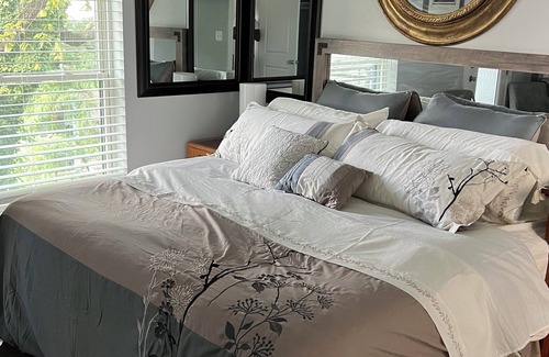 Trinidad House | Splendid view on the roof top ! Lavish Townhome in the heart of the city !!