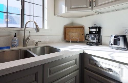Santa Ana Apartment | Splendorous Style 2B1B Home Near Disneyland
