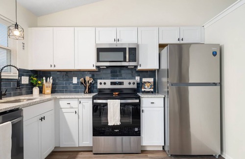 Summit Station Apartment | Split-Level Comfort | 2 Living Rooms, Garage, Deck