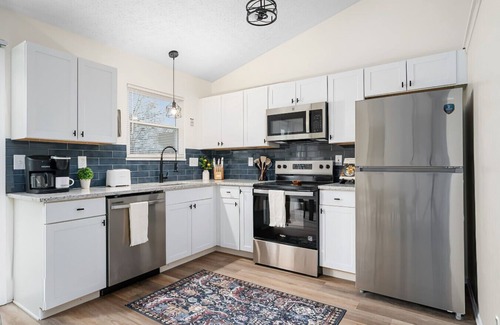 Summit Station Apartment | Split-Level Comfort | 2 Living Rooms, Garage, Deck