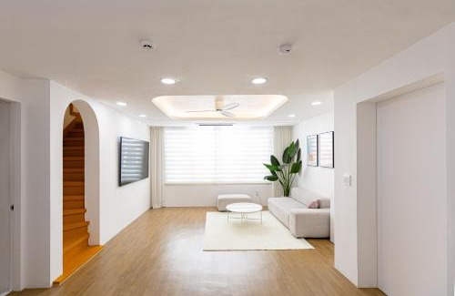 Mapo Apartment | Split Level House in Hongdae