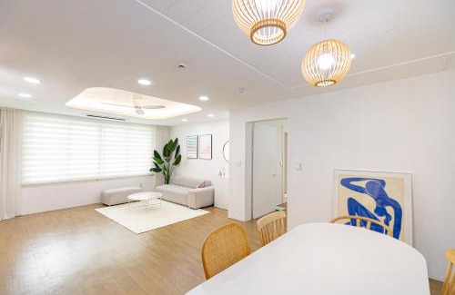 Mapo Apartment | Split Level House in Hongdae