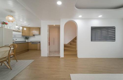 Mapo Apartment | Split Level House in Hongdae