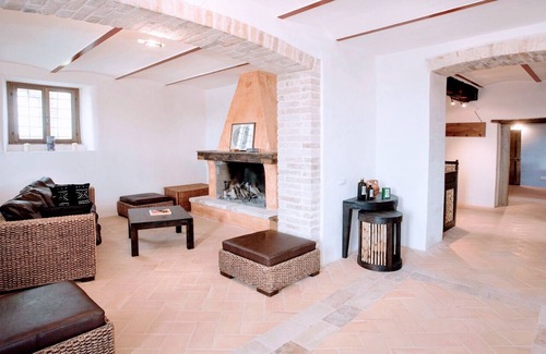 San Brizio Villa | SPOLETO TRANQUILITA + POOL. SLEEPS 20, SPOLETO CENTRE 15 MINS