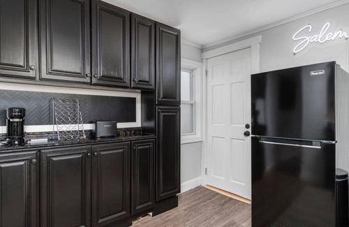 Salem House | *Spooky Halloween 2BR|Parking+Downtown|Hocus Pocus