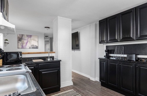 Salem House | *Spooky Halloween 2BR|Parking+Downtown|Hocus Pocus