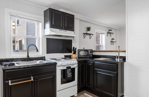 Salem House | *Spooky Halloween 2BR|Parking+Downtown|Hocus Pocus
