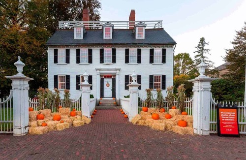 Salem House | *Spooky Halloween 2BR|Parking+Downtown|Hocus Pocus