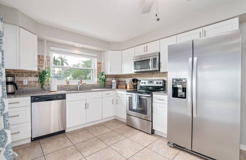 Caloosahatchee House | Spooky Sales! Tropical Oasis 5 min to Downtown+Beach Gear+Hot Tub+Pets