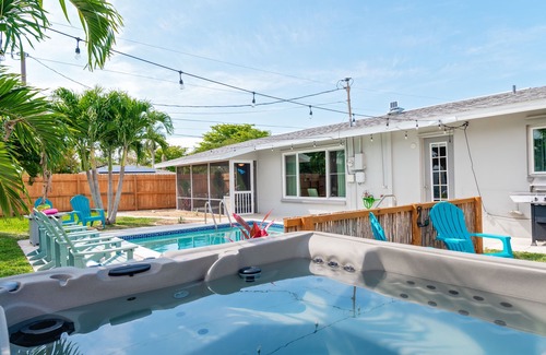 Caloosahatchee House | Spooky Sales! Tropical Oasis 5 min to Downtown+Beach Gear+Hot Tub+Pets