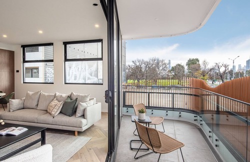 Richmond Apartment | Sport Precinct Luxury Style over four levels