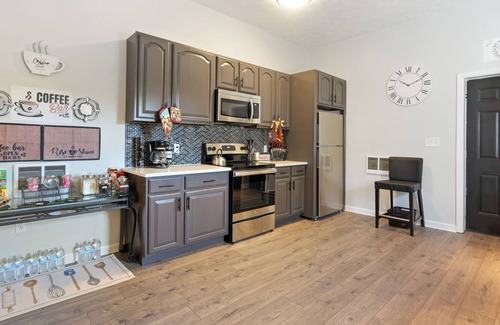 Perry North Apartment | Sports Fans Steelers/10 Mins To Stadium 108' Projector/King Bed