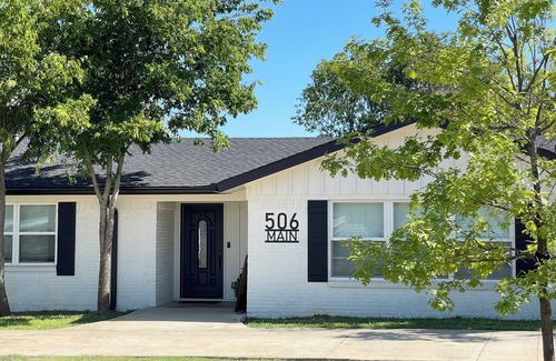 Lake Dallas House | Sports turf yard