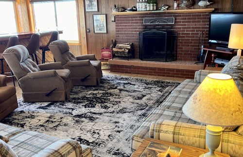 Squaw Lake Cabin | Sportsman’s Dream on Round Lake! Lookout cabin-Minnesota Northwoods-Sleeps 8nn