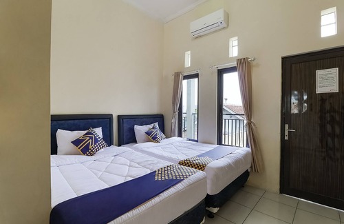 Karawang Hotel | SPOT ON 3859 Sweet Candy 2NearResinda park mall