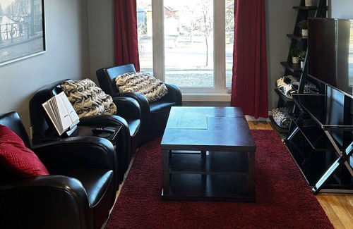 Barrie Apartment | Sprawling Luxurious and Cozy 3 Bed with Parking for 2!