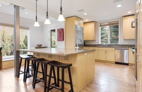 Highland Meadows House | Sprawling West Vail House - Close to Slopes!