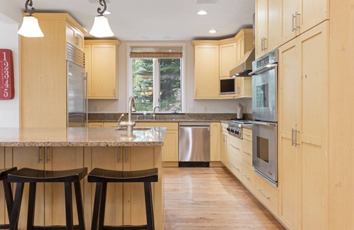 Highland Meadows House | Sprawling West Vail House - Close to Slopes!