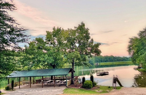 Cleveland Cabin | Spring break! Hiking, dining, tubing & heated pool! 5 Mi to Helen. Book now!