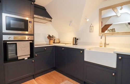 Stroud Cottage | SPRING COTTAGE, pet friendly, character holiday cottage in Stroud