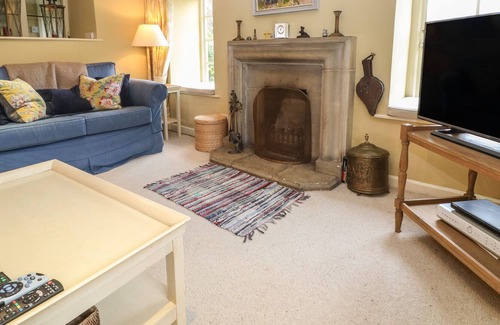 Chedworth Cottage | SPRING COTTAGE, pet friendly, character holiday cottage in Bibury