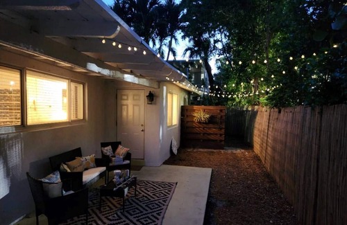 Palm Beach Shores Cottage | Spring Deals! Seaglass Cottage quick walk to the Beach, Shops & Cafes, Dog Yes!, Free Parking