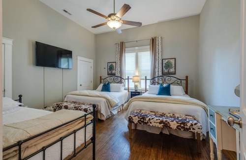 McFerrin Park House | Spring Discounts!FAB HOT TUB~Big Yard ~1M to TOPGOLF & BROADWAY ~1.5 MI- Stadium