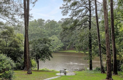 Forest Acres House | Spring Lake Overlook | Mins to Fort Jackson