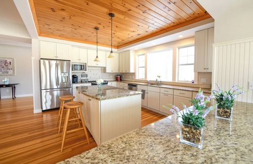 Naples House | * SPRING SPECIAL * Prime Causeway Location with Sandy Beach & Rooftop Deck!