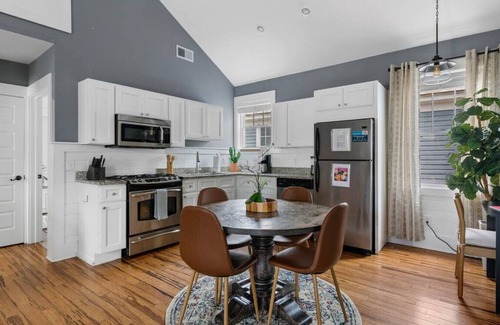 Westside Apartment | Spring St - Downtown - Walk Everywhere!