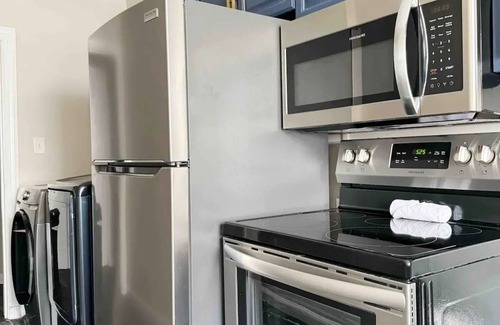 Evansville Apartment | Spring Street Suites A/Stylish 3BD/1BA Apt