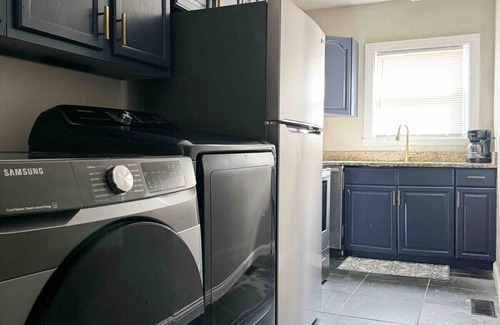 Evansville Apartment | Spring Street Suites A/Stylish 3BD/1BA Apt