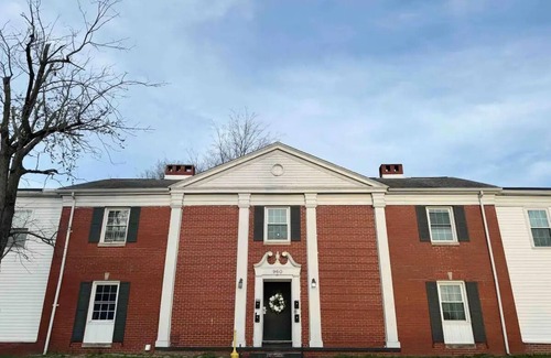 Evansville Apartment | Spring Street Suites A/Stylish 3BD/1BA Apt