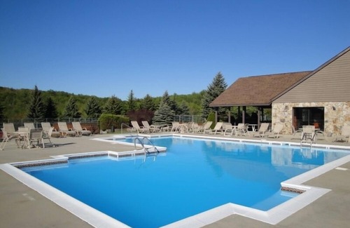 Seven Springs Condo | Spring/Summer on the Mountain at 7 Springs! Updated & Cozy condo! Ski in/Ski out