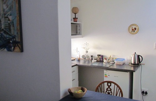 Greater Johannesburg Metropolitan Area Apartment | Springbank Guest Suite is adjoining the main house. Situated in Craighall Park.